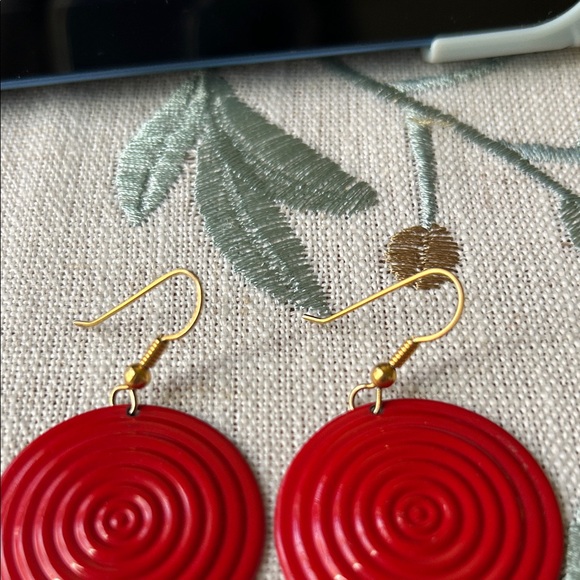 Elegant Red Circular Earrings - Picture 2 of 4